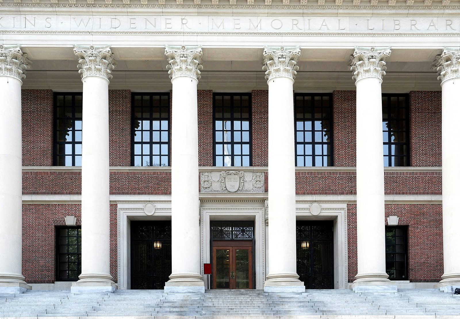 Tight shot of the facade of Weidner Library at Harvard, a Neoclassical structure with corinthian columns