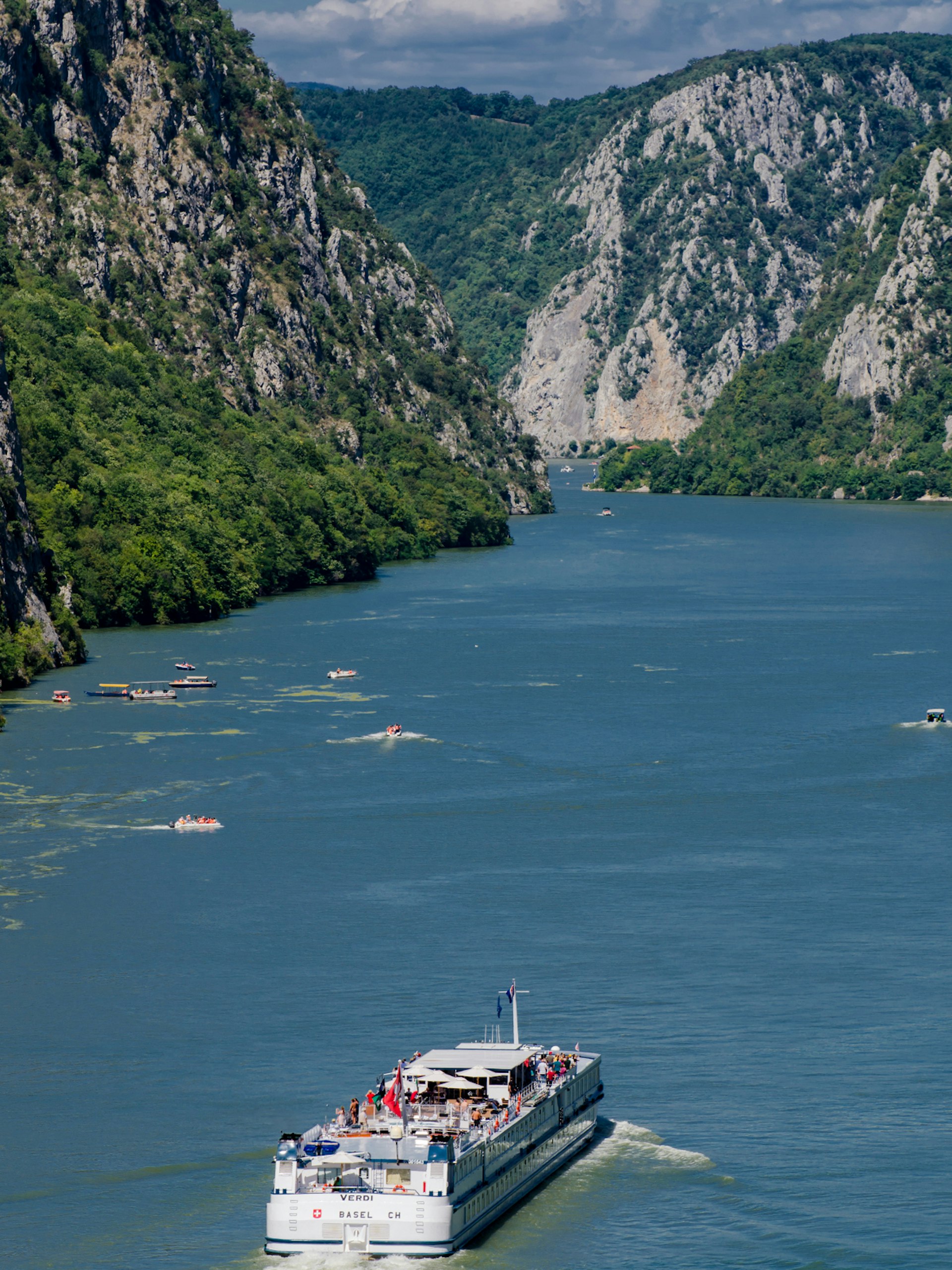 Cruise ships, small boats and speedboats glide down the Danube through the spectacular Iron Gates gorge © perspectivestock / Shutterstock