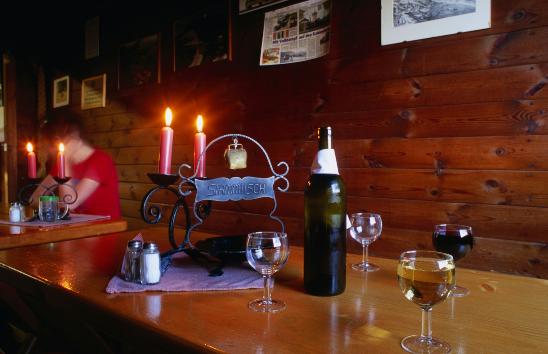 A table with wine and candles at Heuriger Hirt in Nussdorf