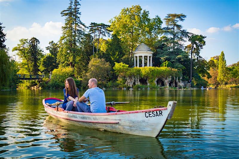 Features - shutterstock_791009308_1-9c03f2032111 A couple rowing in Bois de Vincennes, Paris