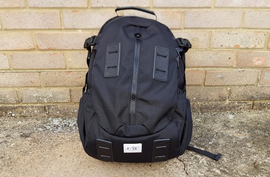 950 Travel Backpack från F/CE, en svart ryggsäck med tre huvudfack 