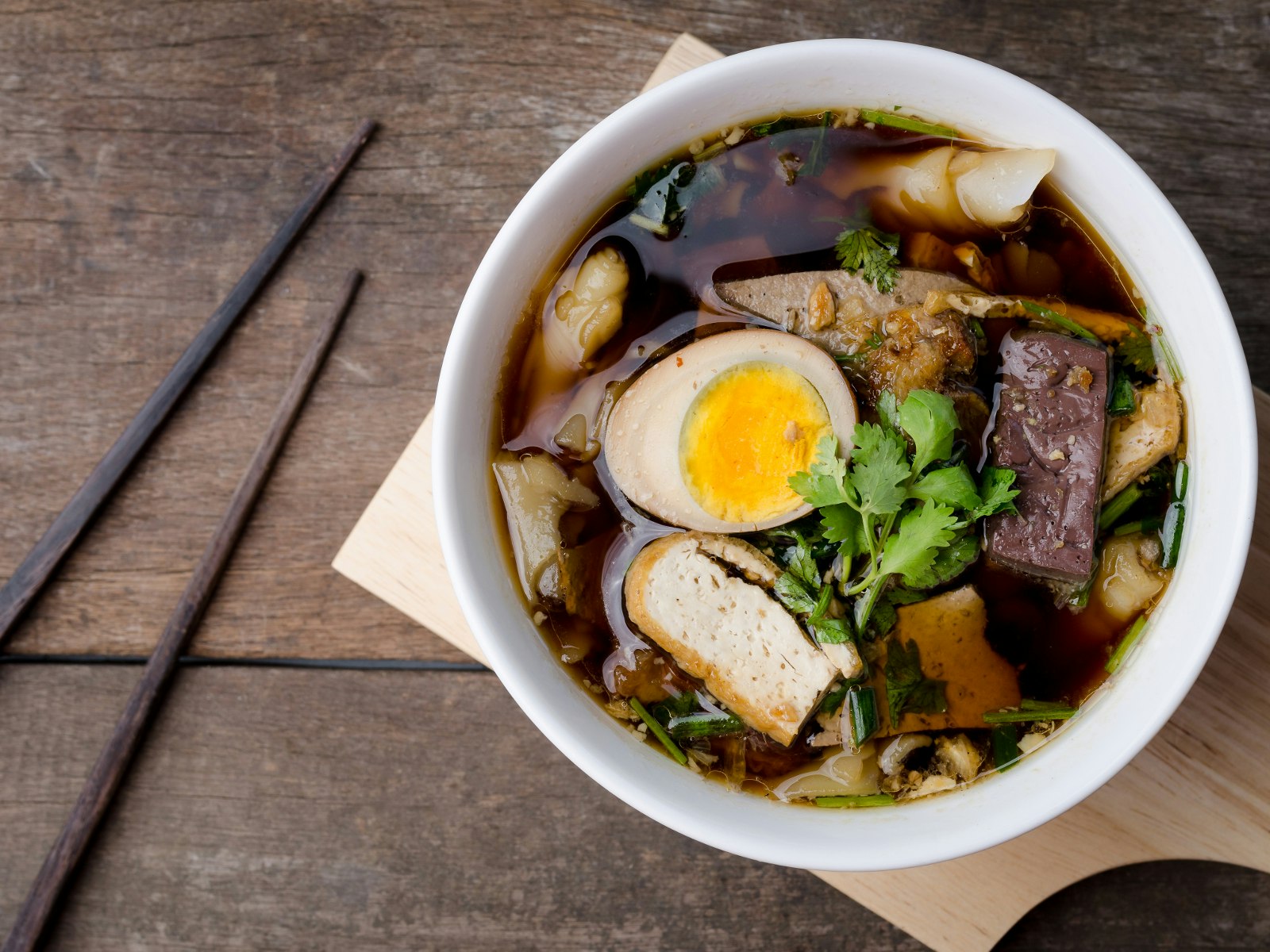 A traditional Chiuchow dish of rice-noodle sheets in a soup with pork, tofu, soy sauce and a boiled egg © Lifebrary / Shutterstock