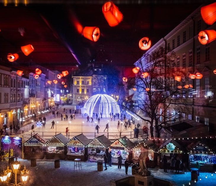 The ice-skating rink and traditional Christmas market on Lviv's Ploshcha Rynok © Ruslan Lytvyn / Shutterstock