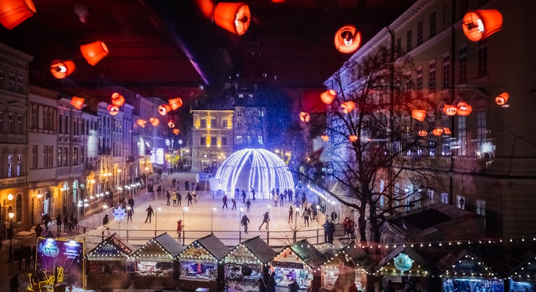 The ice-skating rink and traditional Christmas market on Lviv's Ploshcha Rynok © Ruslan Lytvyn / Shutterstock