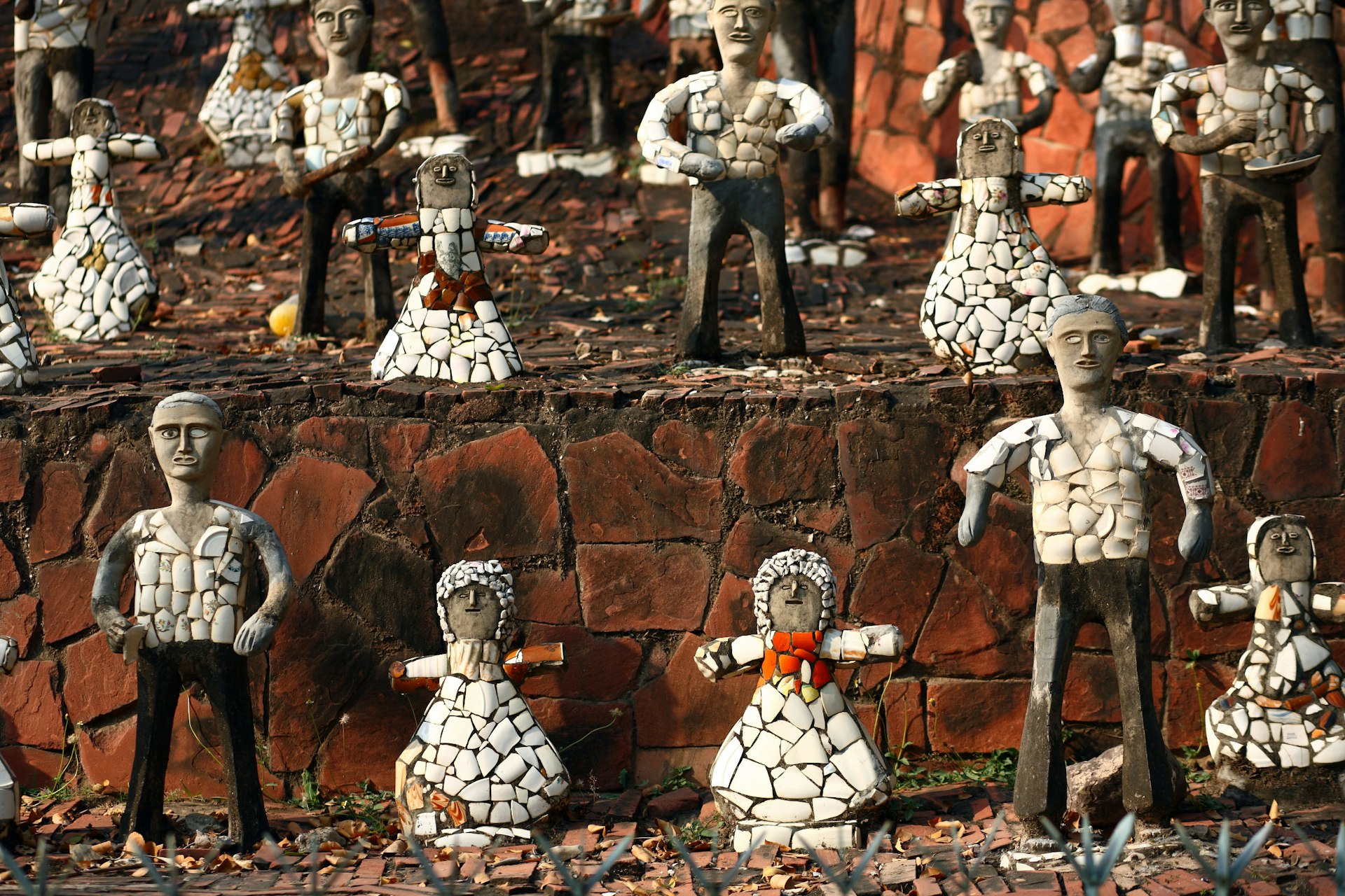 Broken crockery villagers stand guard at Nek Chand Rock Garden © Alex Craig / Getty Images