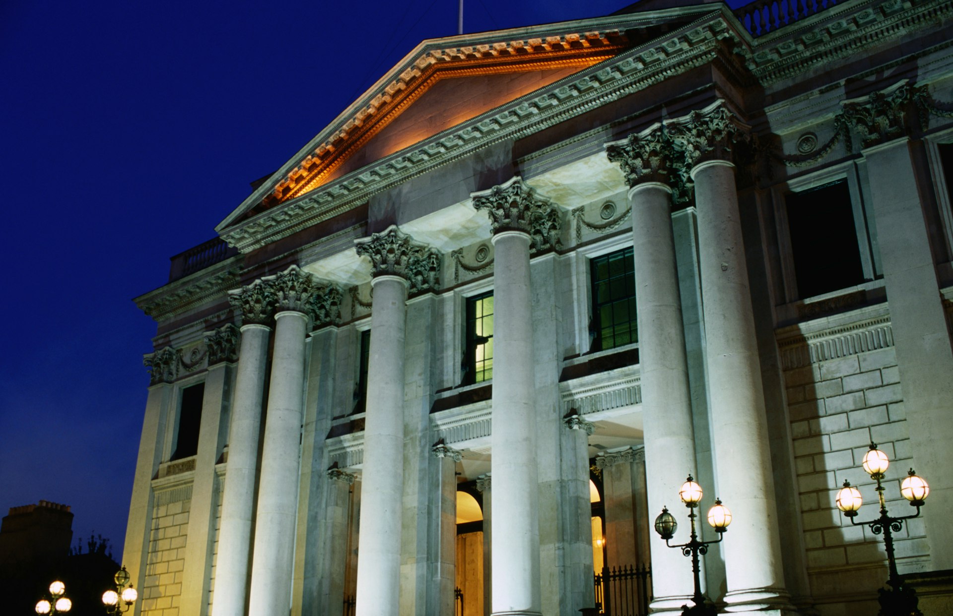 Dublin's City Hall at night