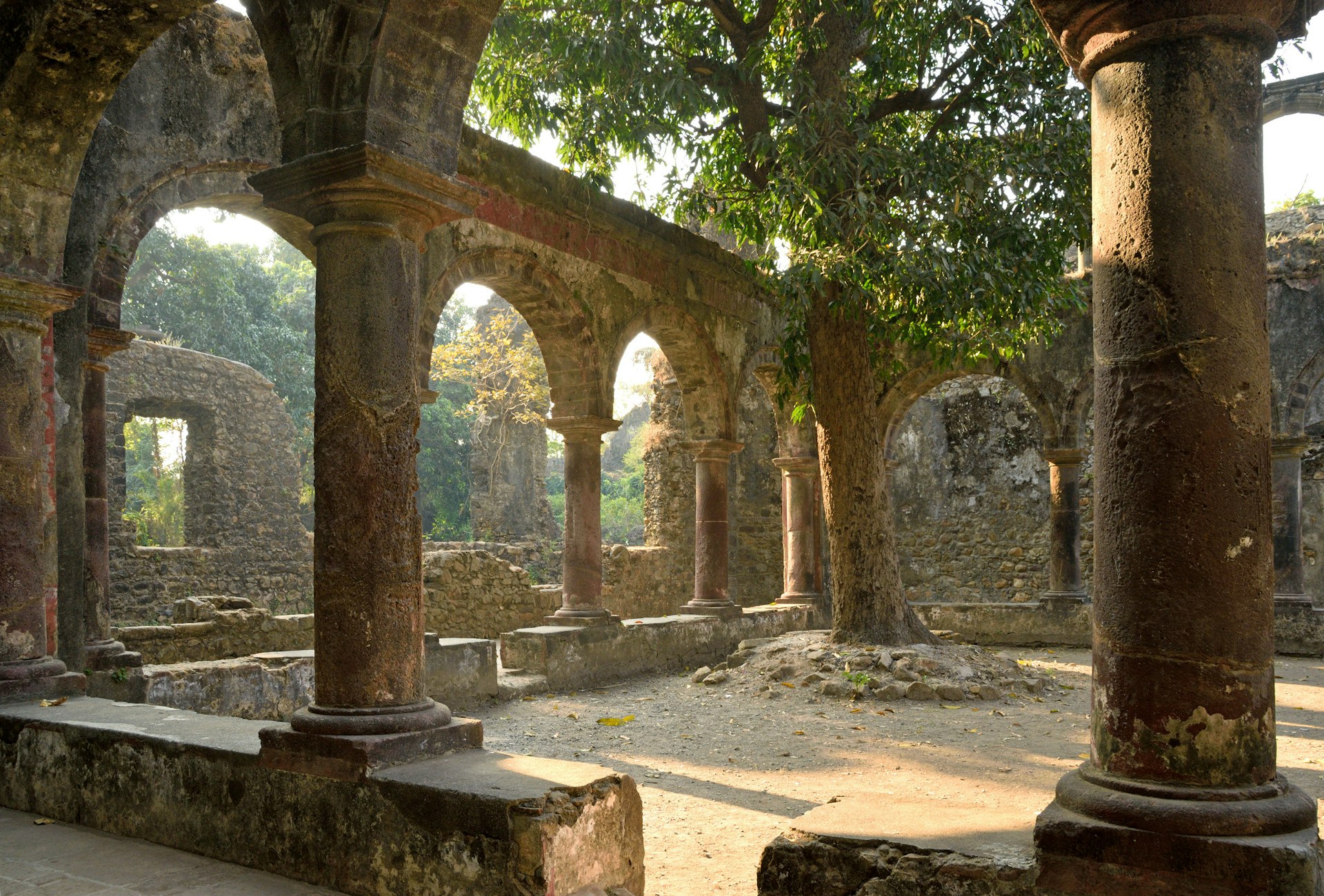 Portuguese ruins at Bassein Fort © KishoreJ / Shutterstock