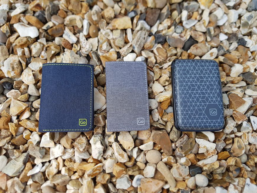 Three Go Travel plånböcker;  en denim, en grå och en med hårdplastskal