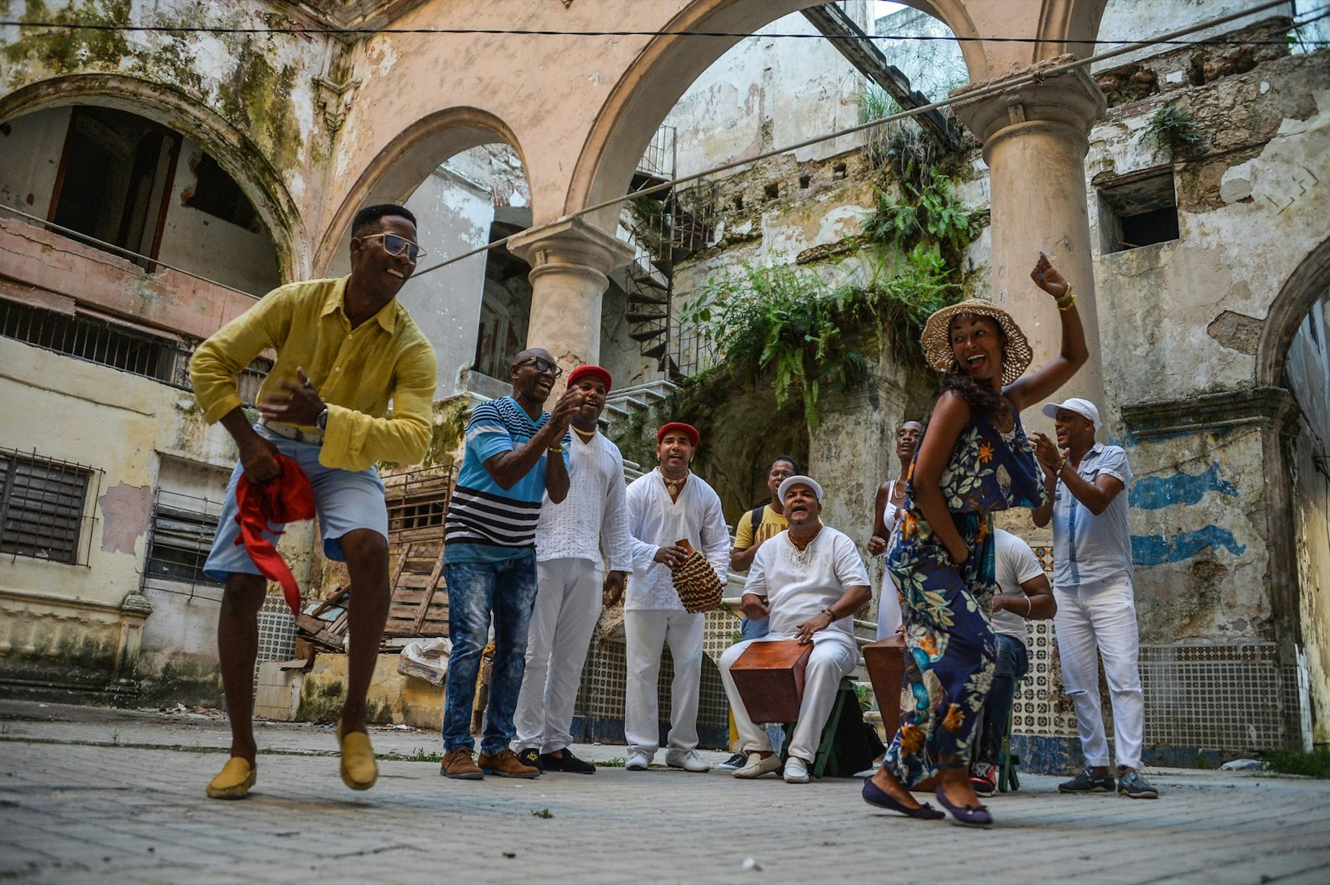 Cubans dance the Rumba on a street in Havana © Yamil Lage / Getty Images 