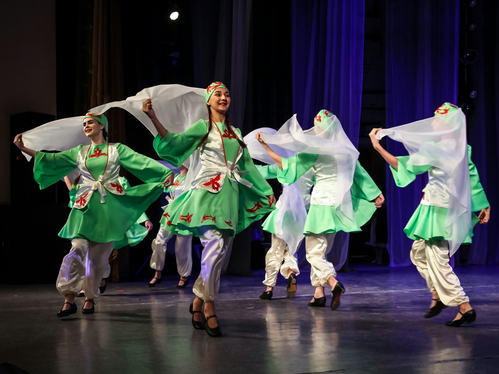 Children performing a Jewish dance at the international festival 'Seven steps' in Tomsk © Julia Kaysa / Shutterstock