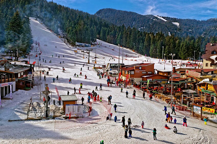 Le ski bon marché peut être trouvé à la station de ski de Borovets, Targovishte, Bulgarie. Une piste de pépinière occupée à la station de ski de Borovets, Bulgarie