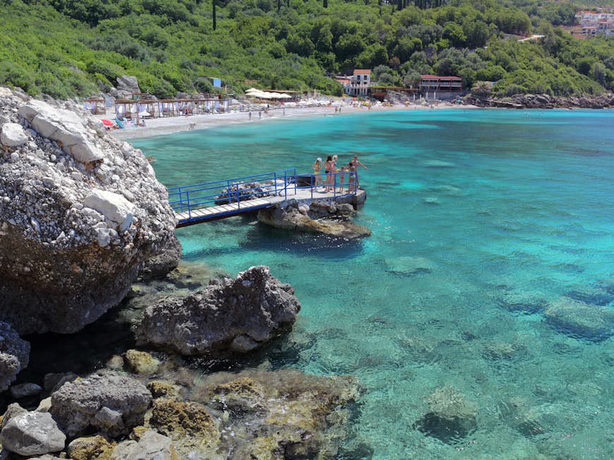 Adriatiska havets turkosa vatten vid Drobni Pijesak nära Rijeka Reževići © Nikolais / Shutterstock