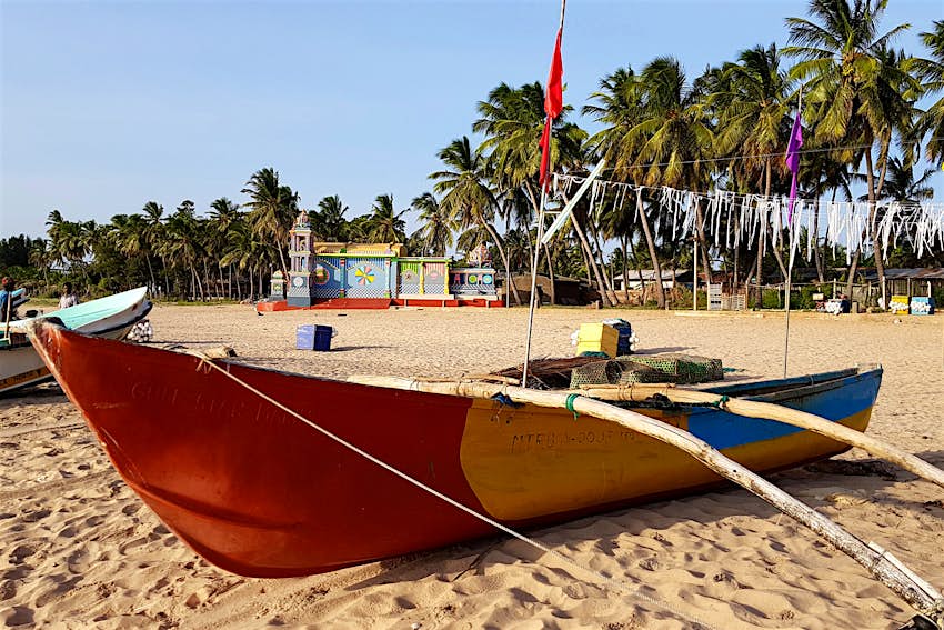  Colourful boats and colourful temples at Uppuveli