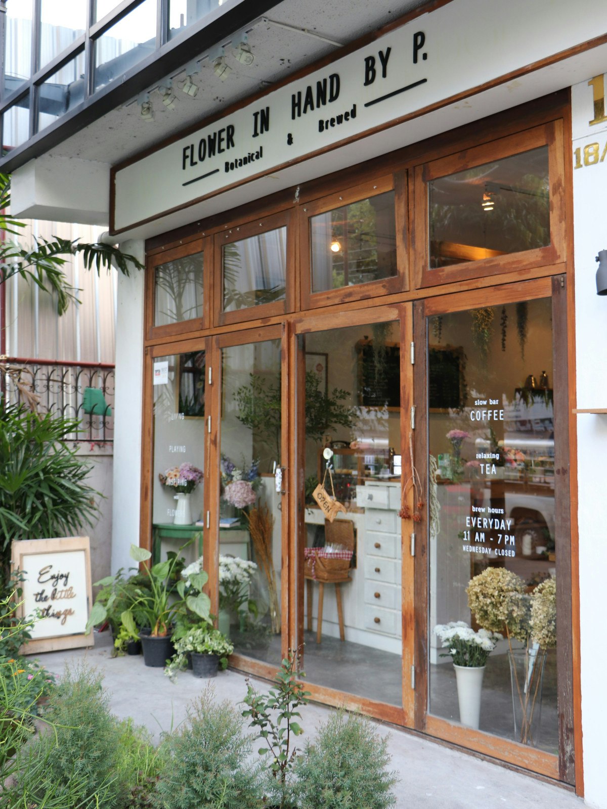Entrance to Flower in hand by P florist and cake cafe in Ari district