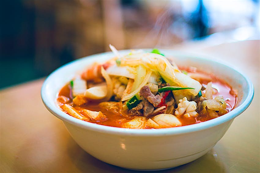 Spicy noodle soup of Korean-Chinese origin.