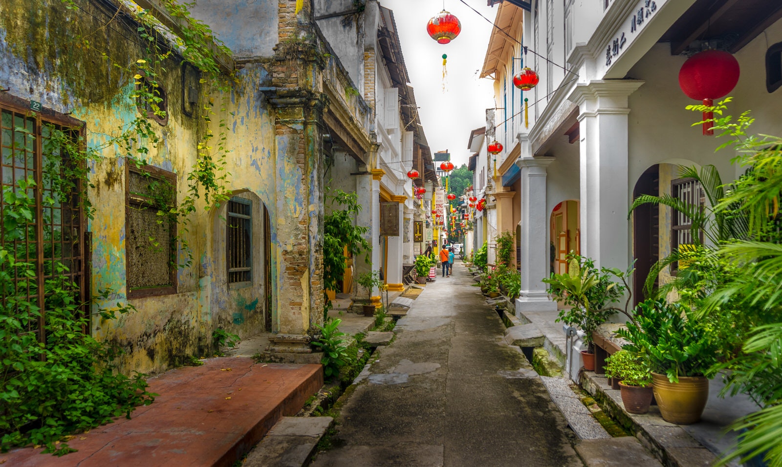 A crumbling colonial backstreet in Ipoh old town