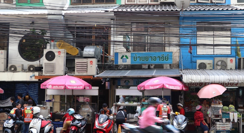 Street scenes on Phahon Yothin 7, the backbone of Ari neighbourhood © Nardia Plumridge / Lonely Planet
