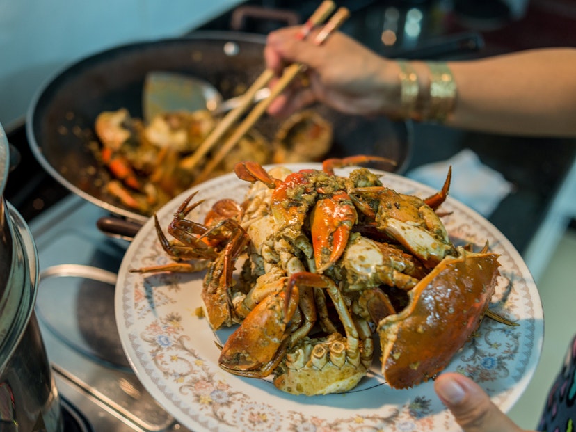 Preparing home-cooked chilly crab for dinner © SamuelBrownNG / Getty Images