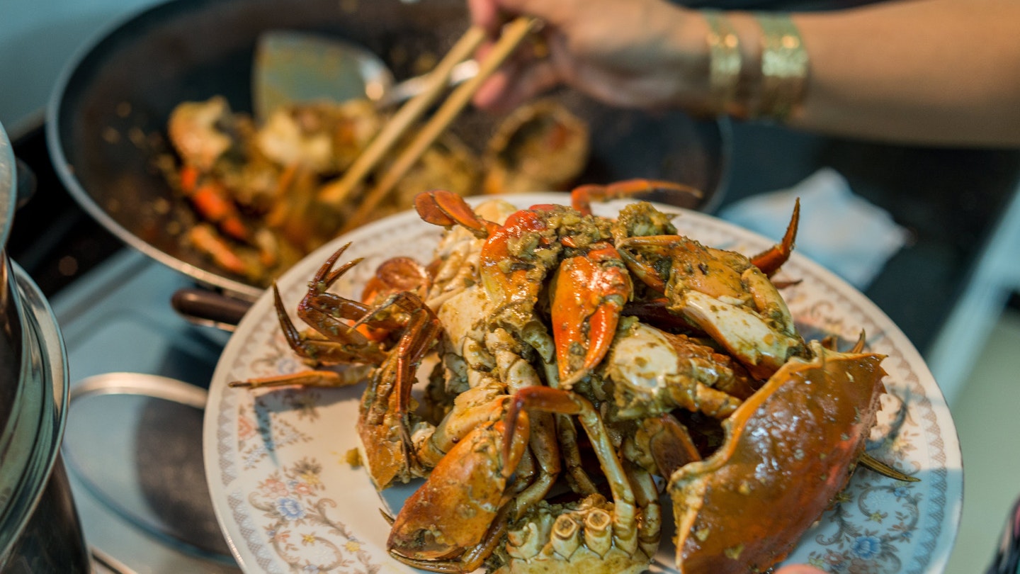Preparing home-cooked chilly crab for dinner © SamuelBrownNG / Getty Images
