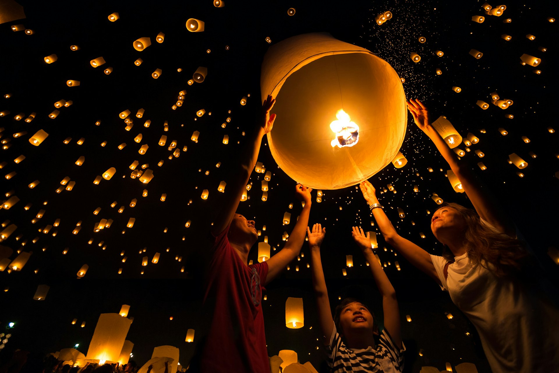 Thai family letting off a Loi Krathong lantern in Chiang Mai
