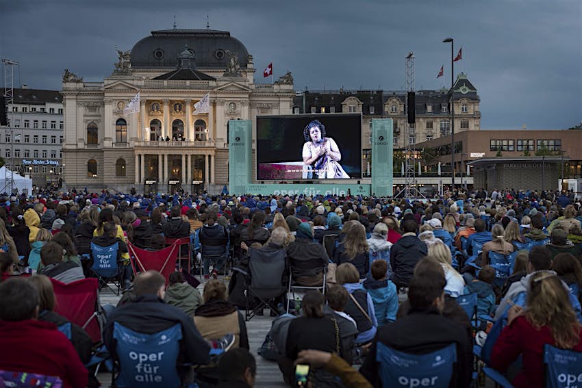 Features - ZUERCHER FESTSPIELE, OPERNHAUS ZUERICH, OPER FUER ALLE, SECHSELAEUTENPLATZ, MENSCHENMENGE, PUBLIKUM, The popular Opera for Everyone brings a new sister show, Ballet for All, to Sechseläutenplatz