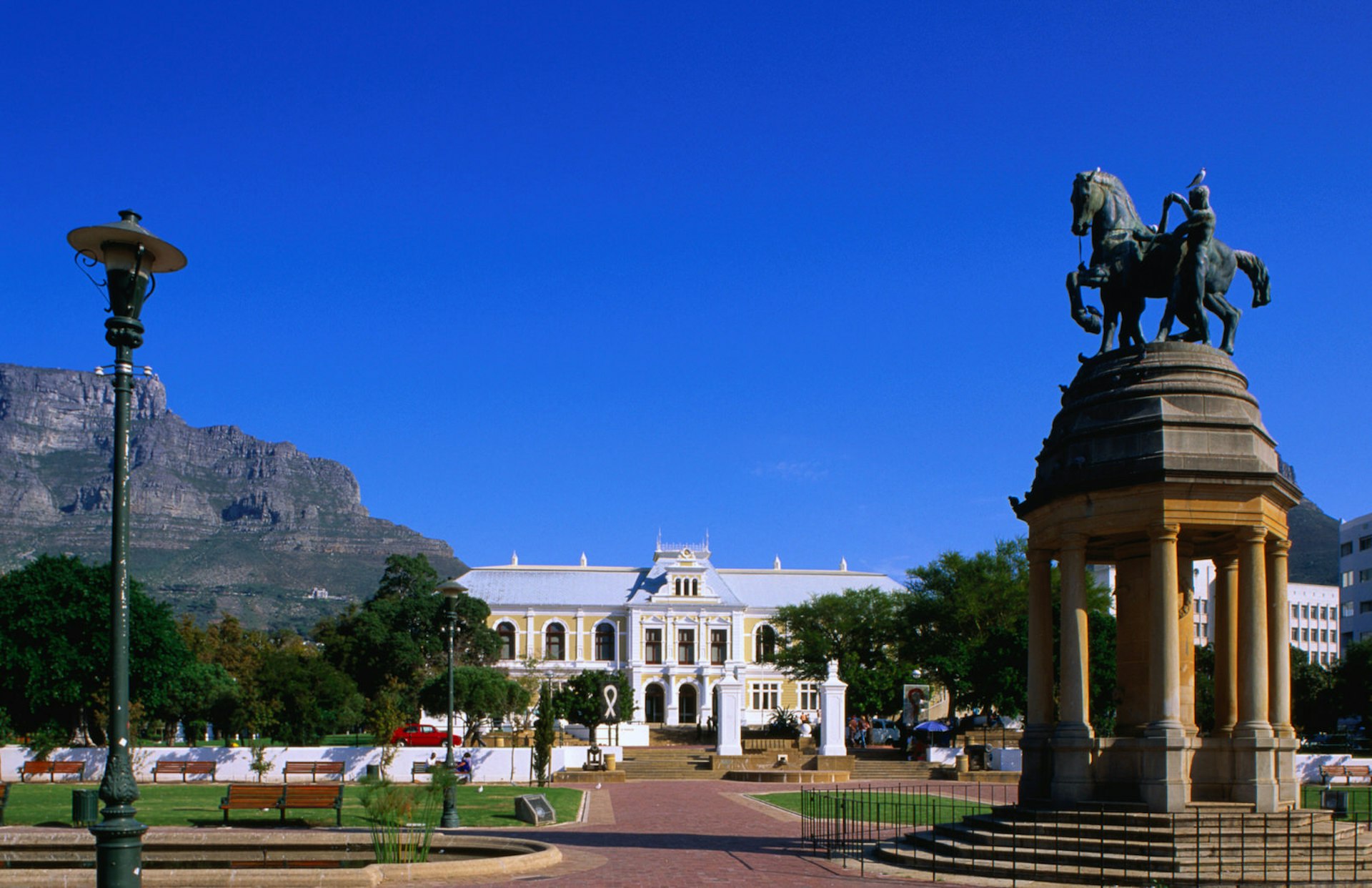 Beneath a backdrop of Table Mountain is Company's Garden, a manicured lawn with paved paths, monuments and the South African Museum © Ariadne Van Zandbergen / Lonely Planet