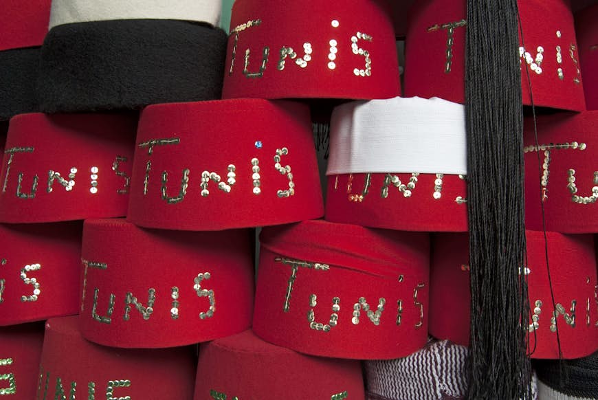 Chapeaux Fez rouge à vendre dans la médina, Tunis, Tunisie