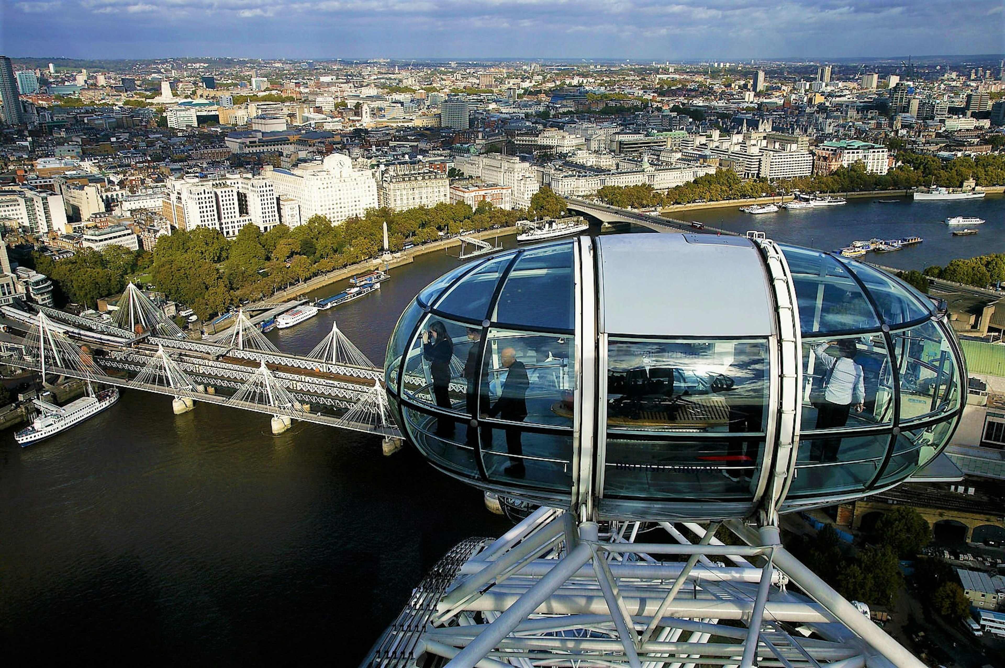 Capsule on the London Eye rises above the Thames