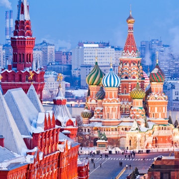 The Red Square, Kremlin and St Basil's Cathedral in Moscow at night © Mordolff / Getty Images