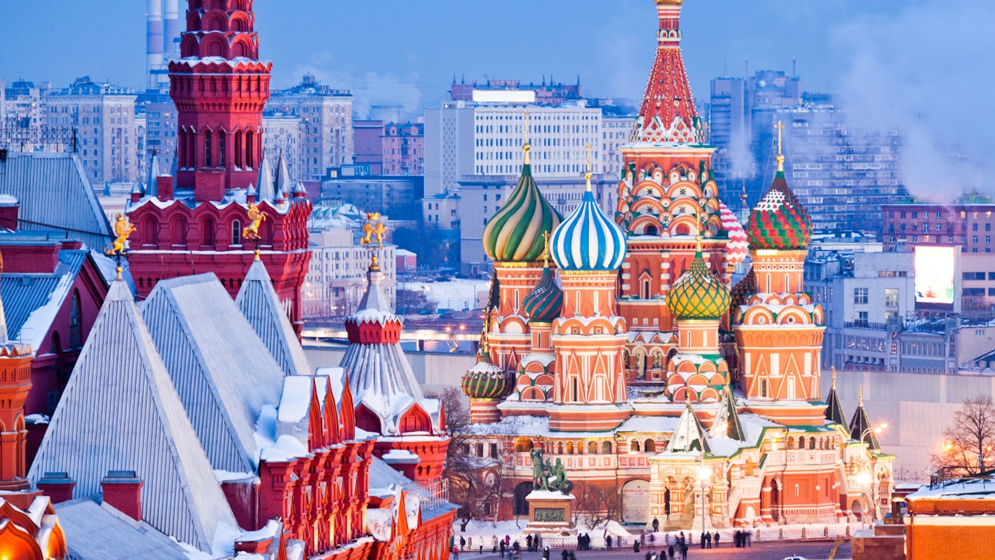 The Red Square, Kremlin and St Basil's Cathedral in Moscow at night © Mordolff / Getty Images