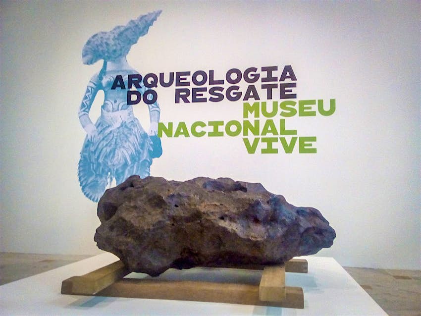 An image of a meteor in front of text in Portuguese that says "Rescue archaeology: the National Museum Lives" in Rio de Janeiro, Brazil