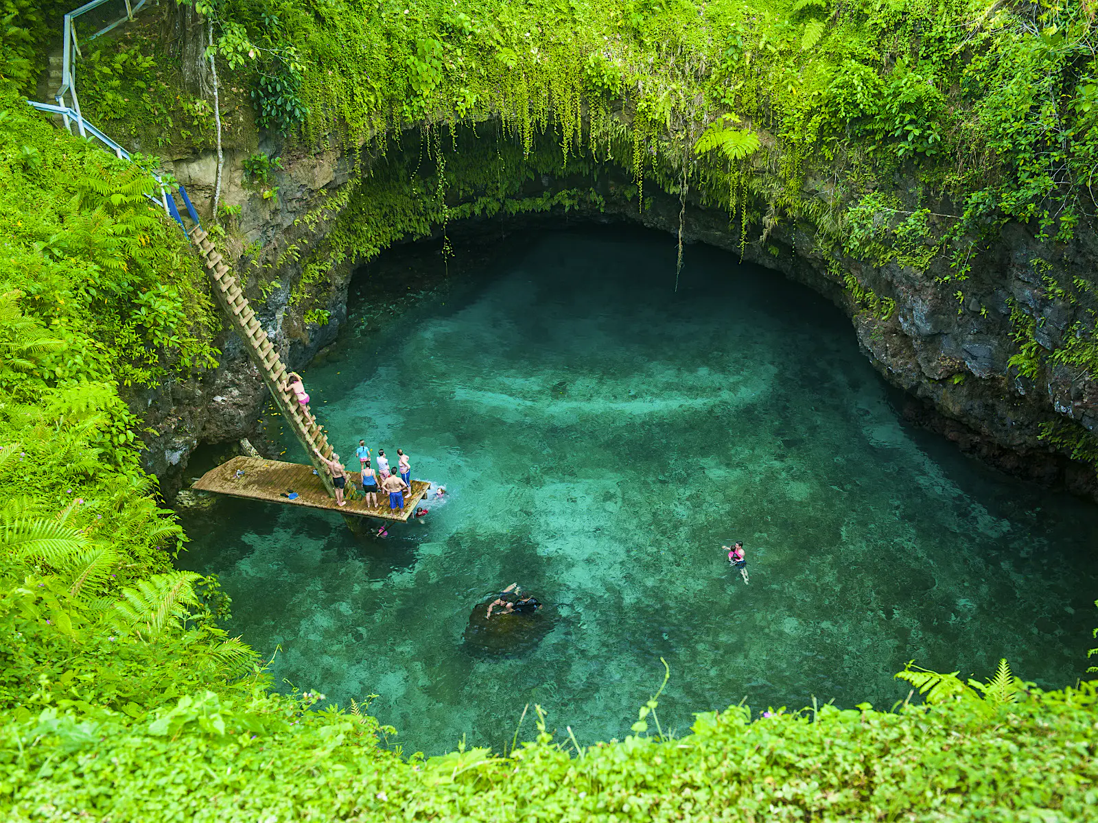 Features - To_Sua_Ocean_Trench-829012118881 People diving off the jetty of the To Sua Ocean Trench