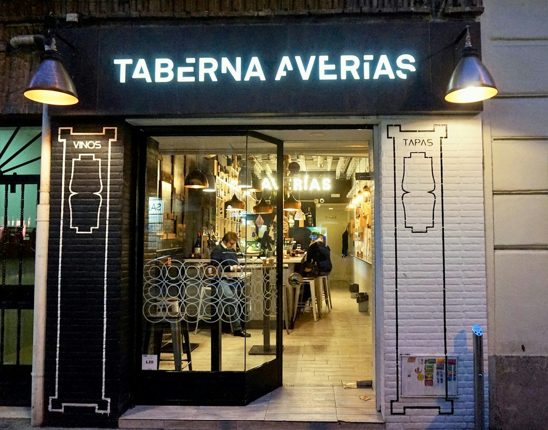 The exterior of Taberna Averías, Calle Ponzano