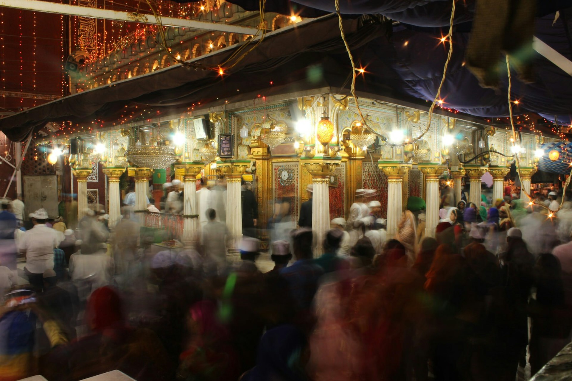 Hazrat Nizamuddin Dargah Complex, swarmed by devotees