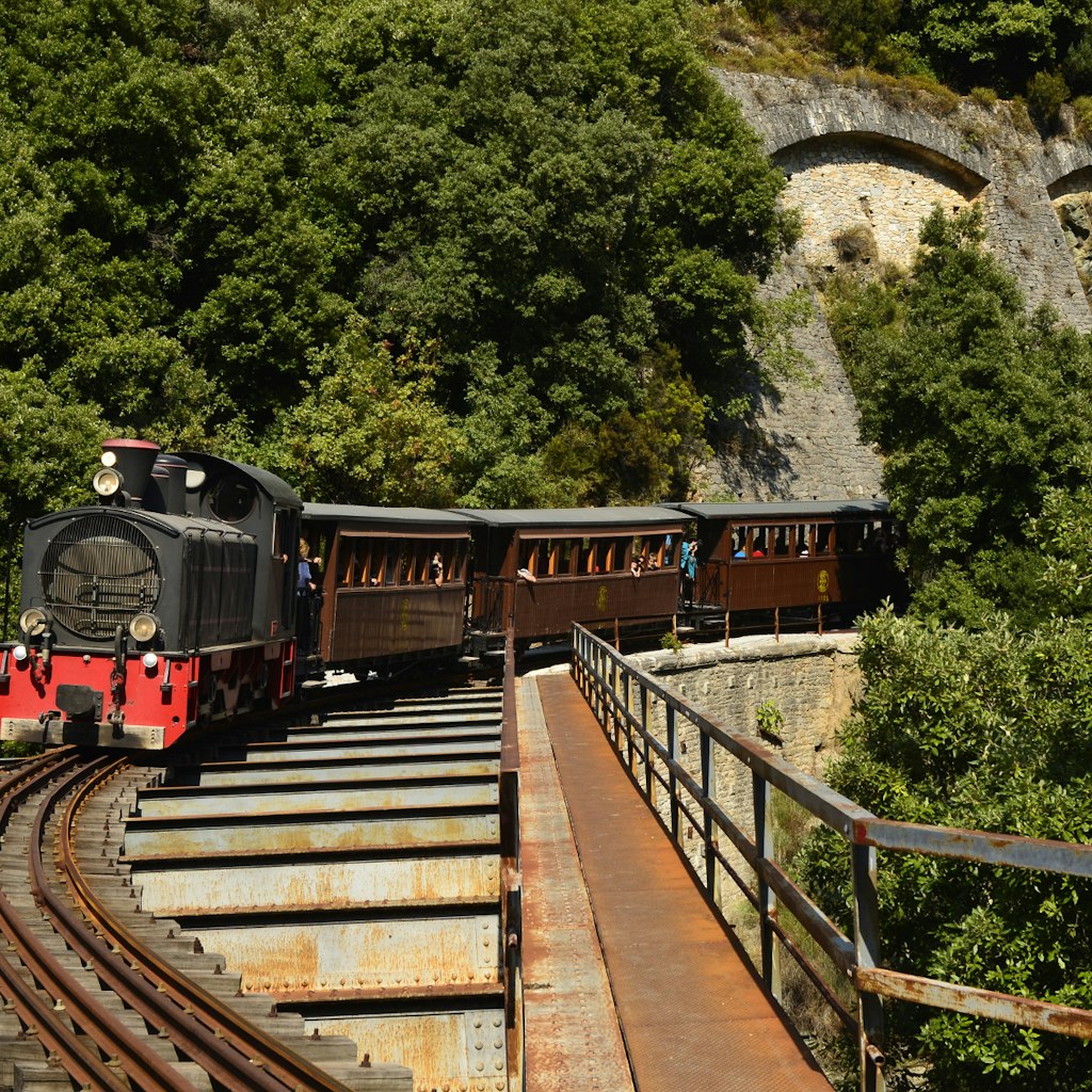 The heritage tourist train crossing a bridge in the mountains of Pelion © fritz16 / Shutterstock