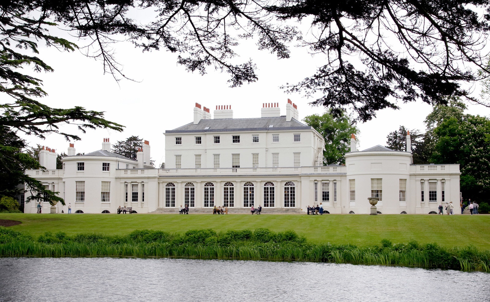 A grand palace of a house stands behind a large pond, with its many chimneys, arched windows and white facade; Frogmore house hasn't hosted a royal wedding, but Harry and Meghan's reception © Max Mumby / Indigo / Getty Images