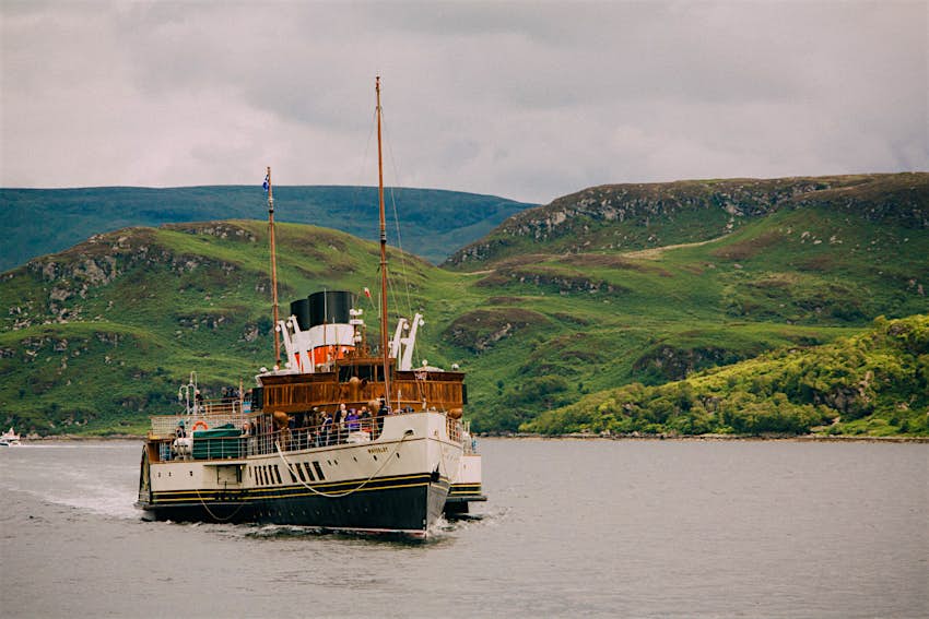 The steamer Waverley sails along the River Clyde