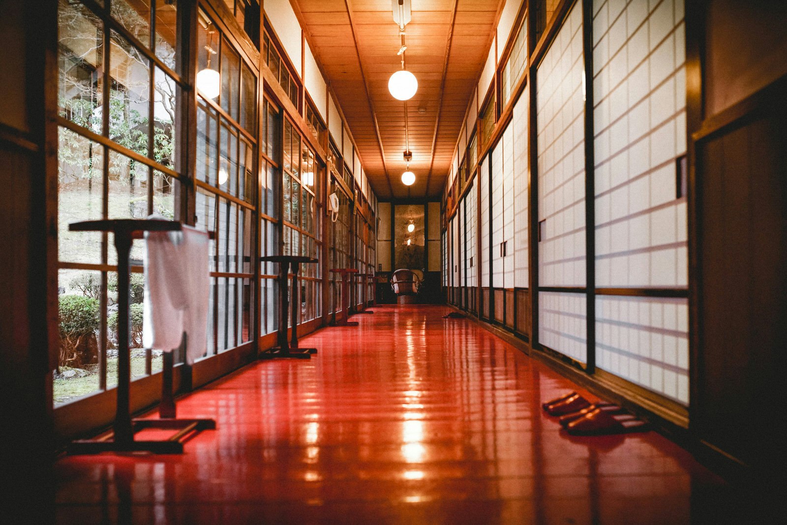 Kōya-san travel - The hallway of the sleeping quarters at Muryoko-in Temple, part of the Kōya-san complex