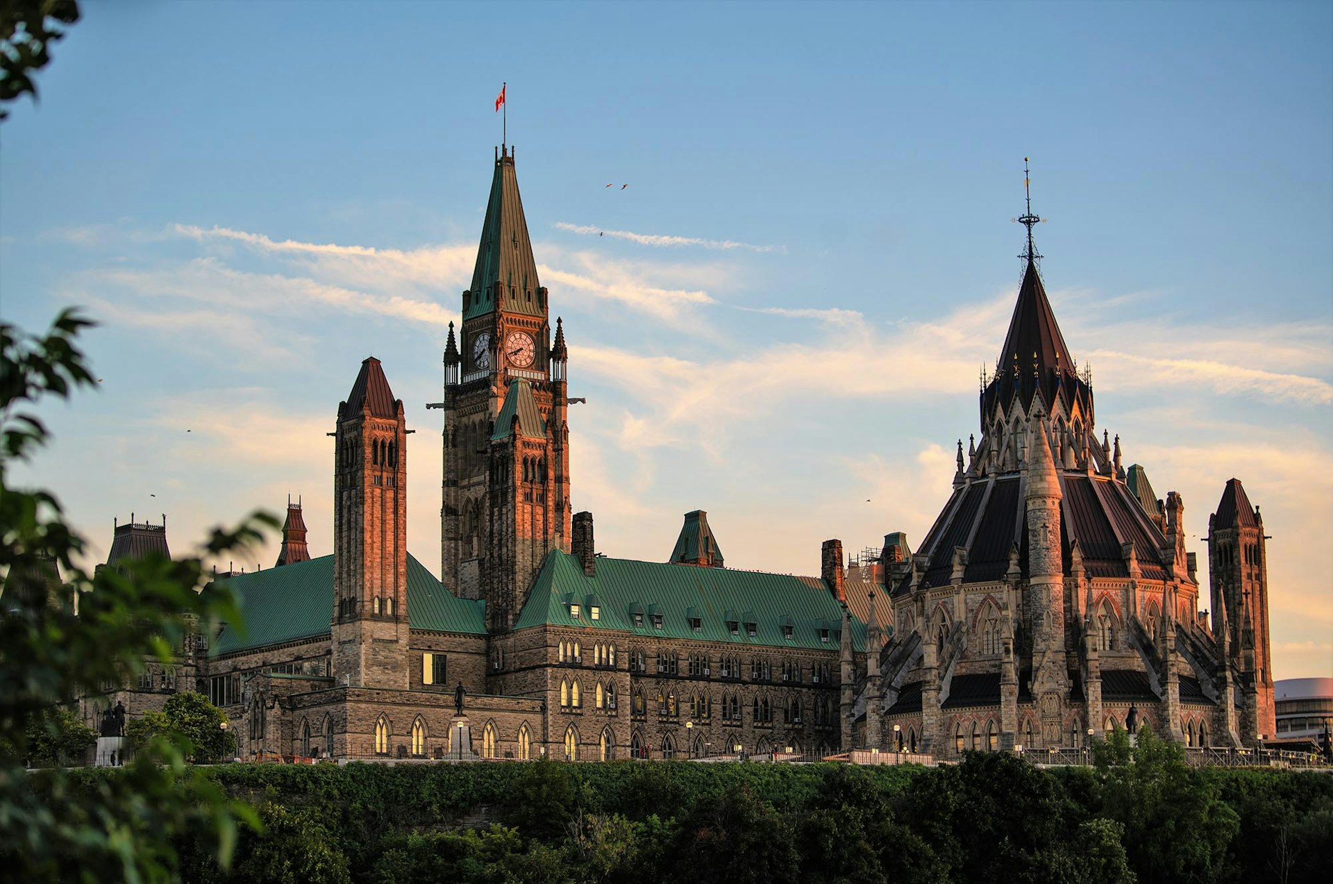 Features - Major's Hill Park, view of Parliament