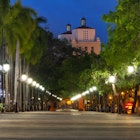Features - Avenue San Juan at night