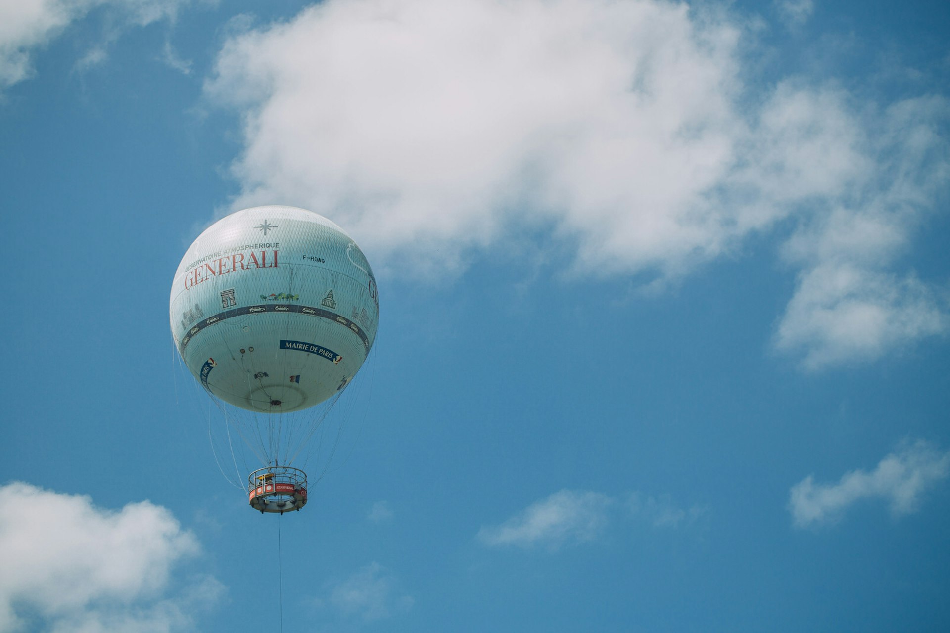 Ballon de Paris floats in the sky