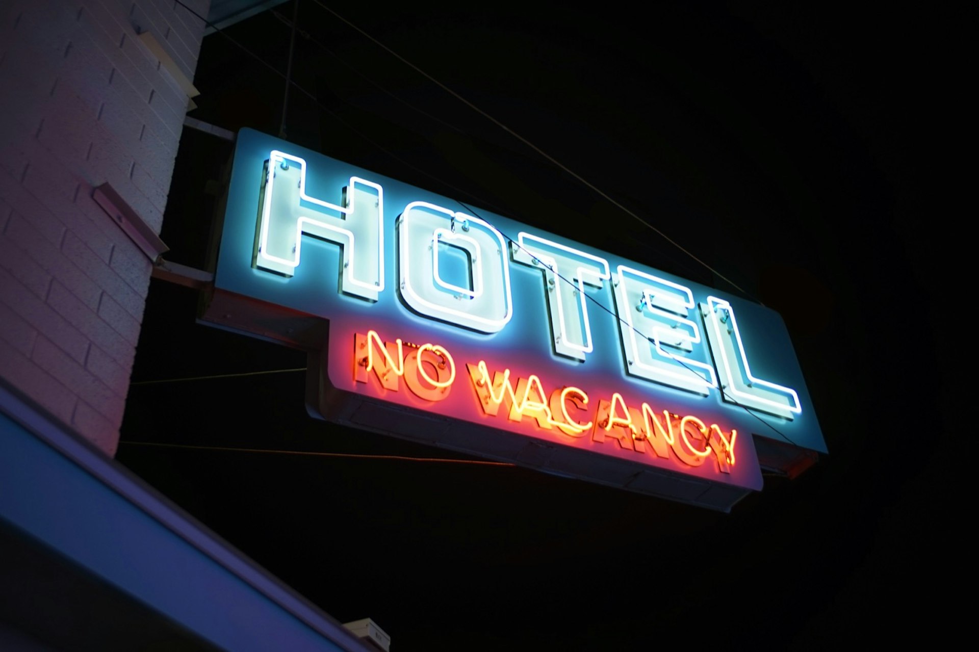 No vacancy hotel or motel neon sign in the city.