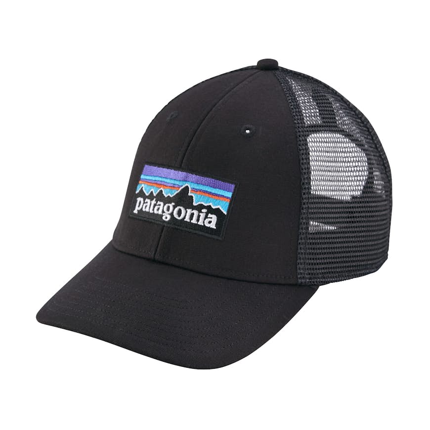 Svart brättad hatt med röra bak och Patagonia-logga