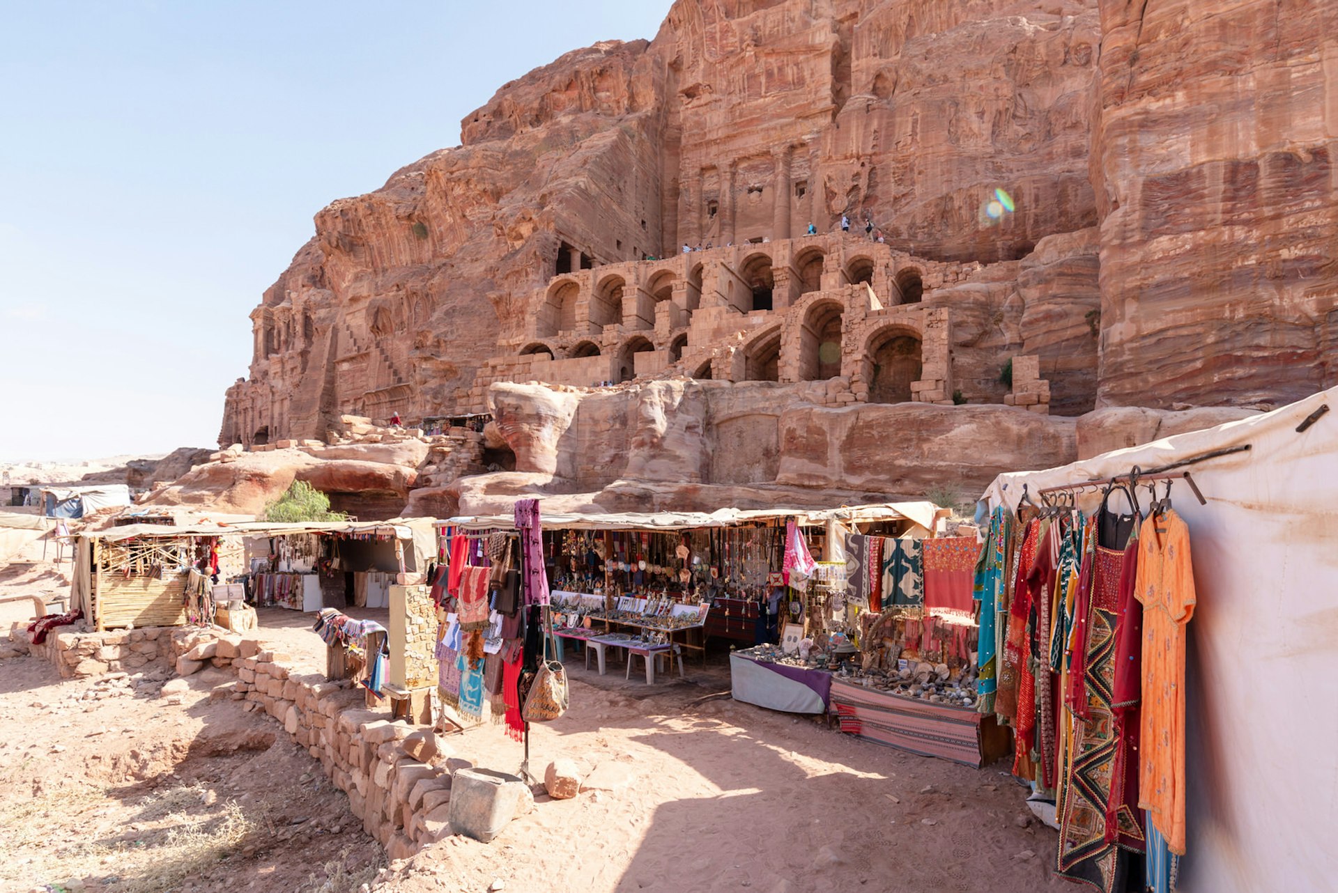 Beduínos locais operam lojas em frente às Tumbas Reais, Petra, Jordânia