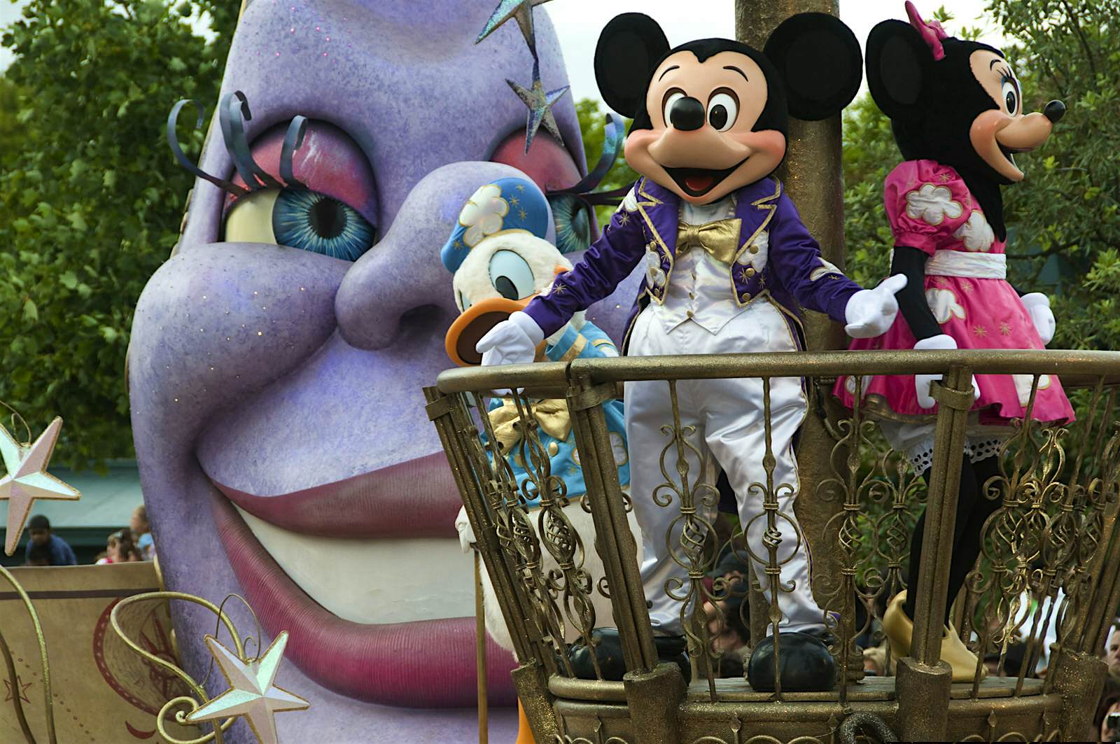 Disneyland Park: Mickey Mouse, Minnie Mouse and Donald Duck characters in the crows nest of a ship, welcoming visitors to the park.