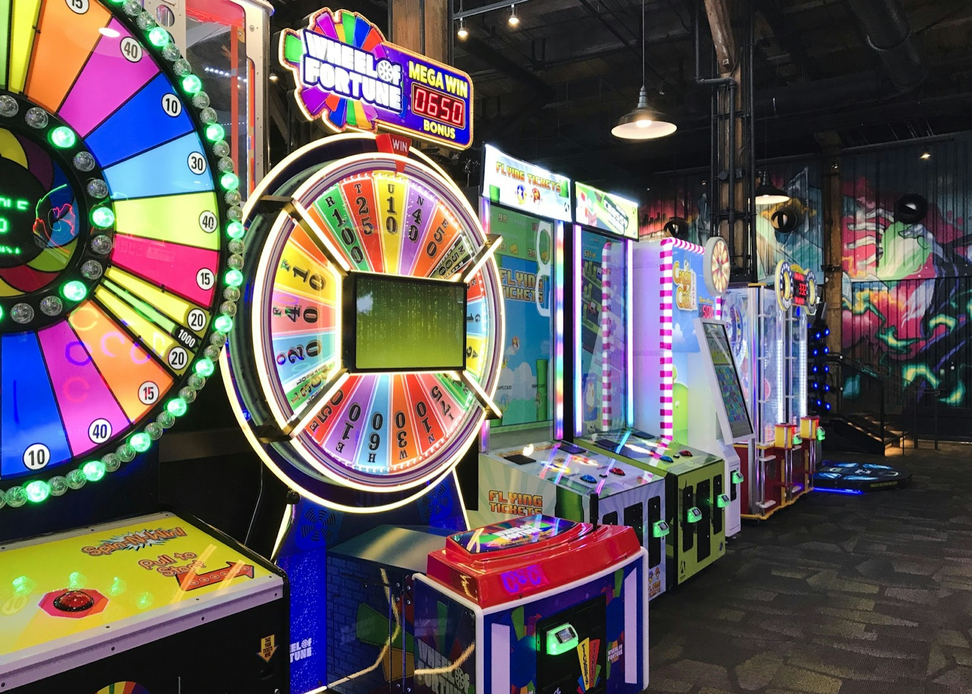 Wheel of Fortune-spel med elektroniska displayer och andra speldisplayer för vuxna fyller ett rum;  Helg i Toronto