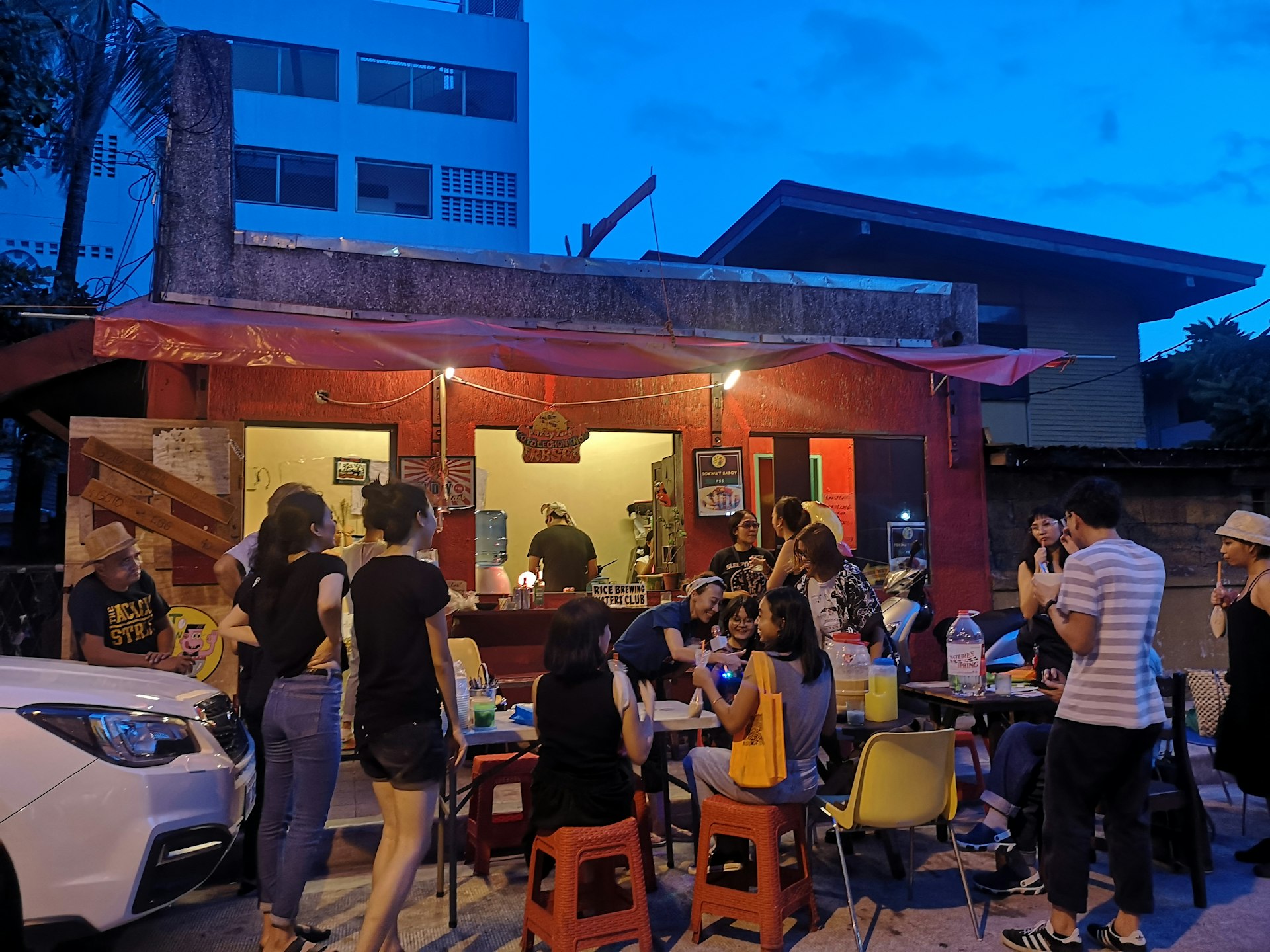Food, drinks, and roadside gatherings at Goto Lechon Know
