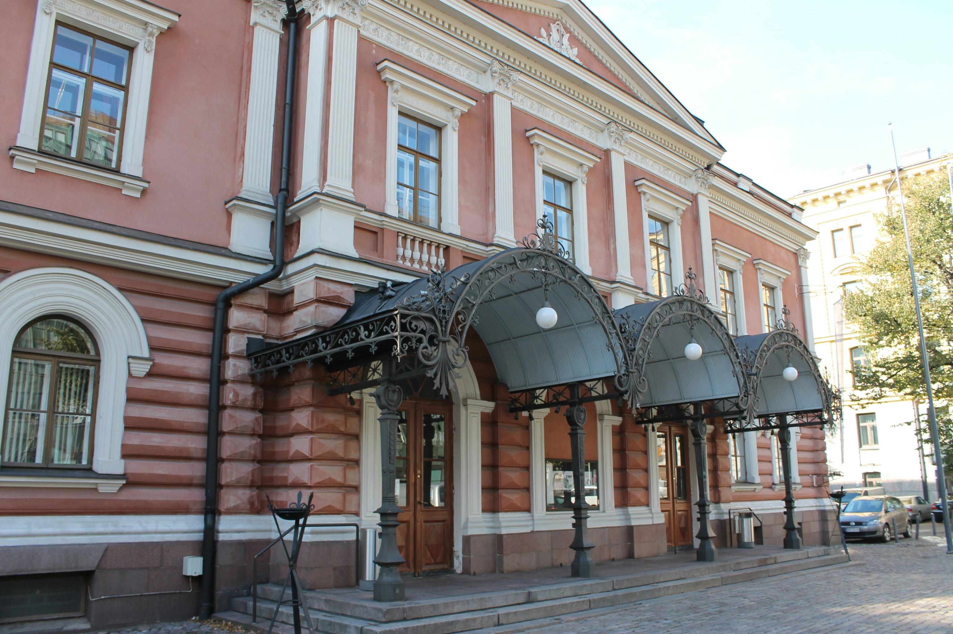 A picture of the entrance to the Alexander Theatre from the Boulevardi street