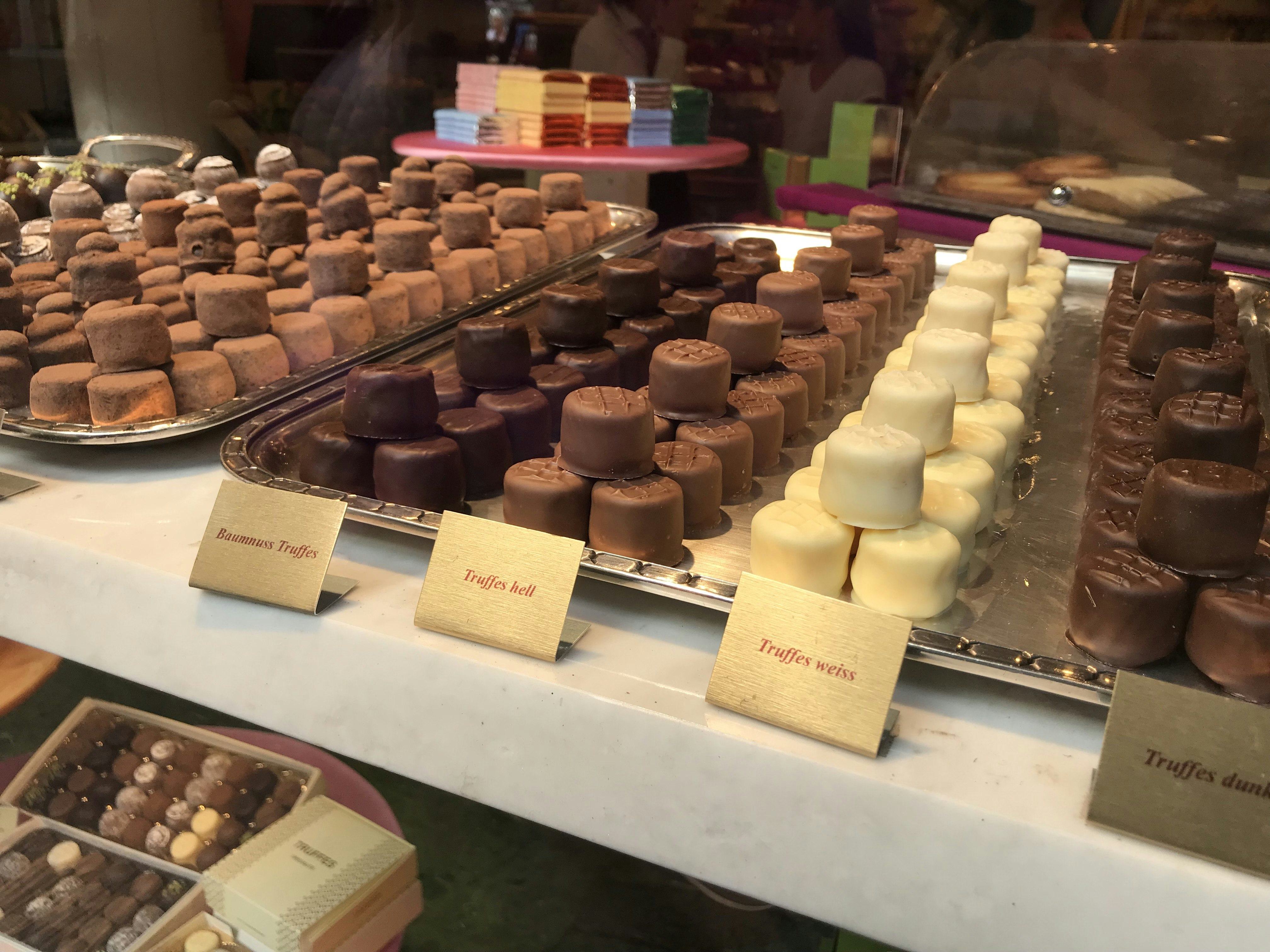 En mängd chokladtryffel att välja mellan på Bahnhofstrasse, Zürich.