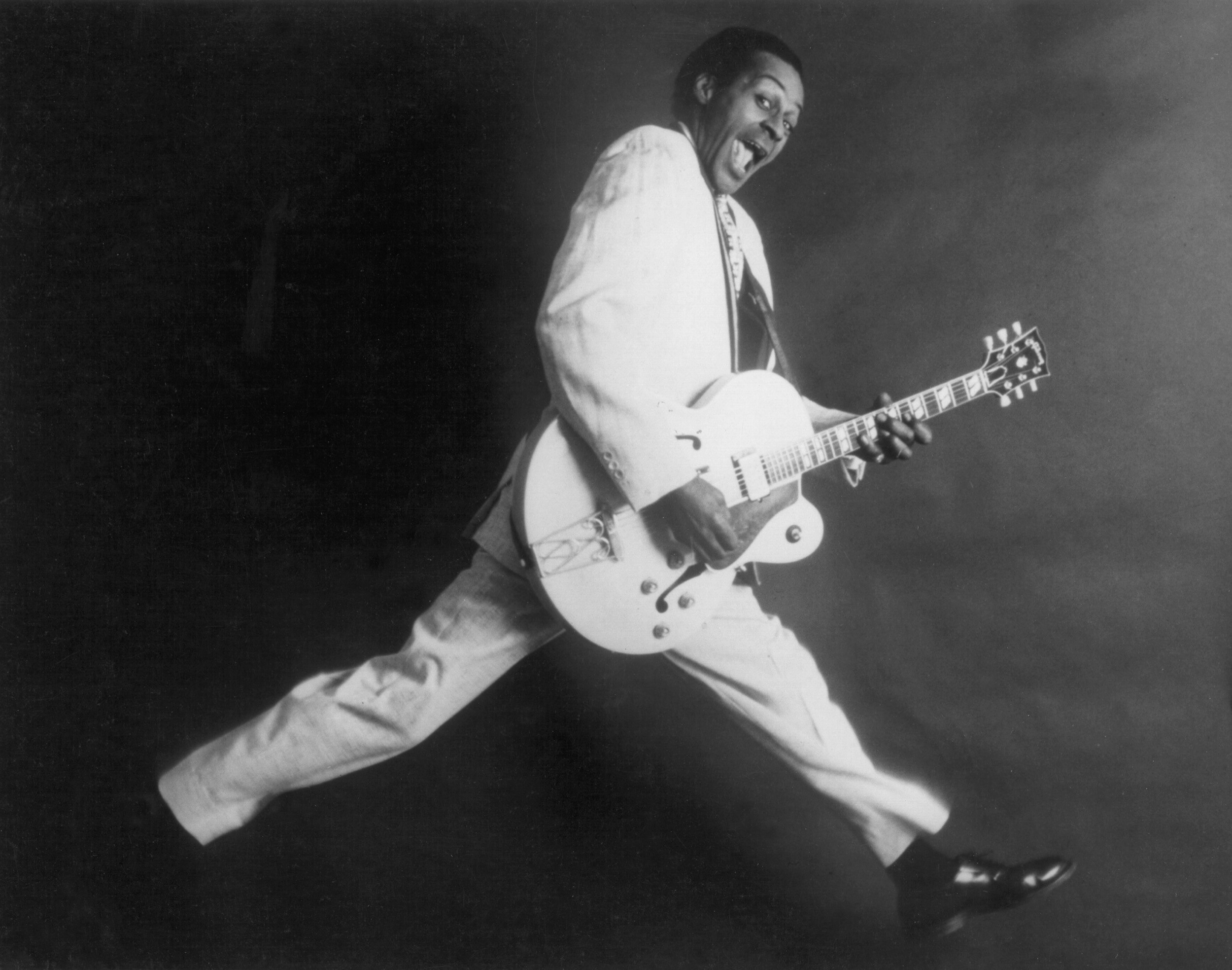 Chuck Berry hoppar i luften medan han rånar efter kameran och håller sin gitarr;  Sevärdheter utanför allfartsvägarna i St Louis